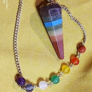 VIBRANT (7) NATURAL STONE AMULET PENDULUM. TOP STONE:CLEAR QUARTZ CRYSTAL